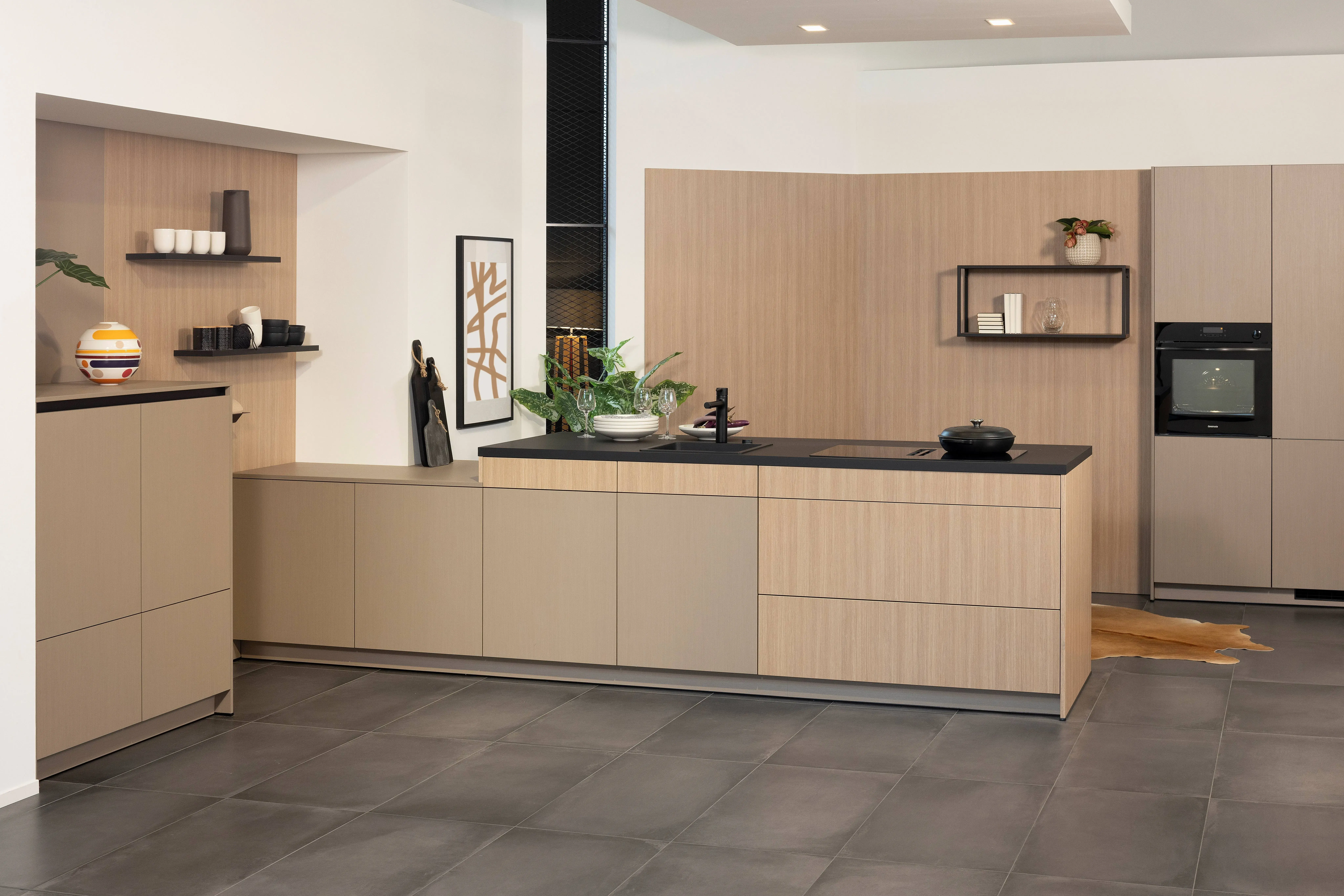 APL: Samtschwarz Front: Line Eiche liniert Front: INOX Light brushed Korpus: Graphit Griff: Grifflos Schwarz Geräte: Constructa Armatur: Franke Spüle: Franke  Features: eine der ersten Küchenfronten in neuer Farbe (Walze von damals), Nischenverkleidung Eiche liniert, Samtschwarze APL, Living (kleiner Sitzplatz mit Regal), Materialmix, Korpus in Graphit.