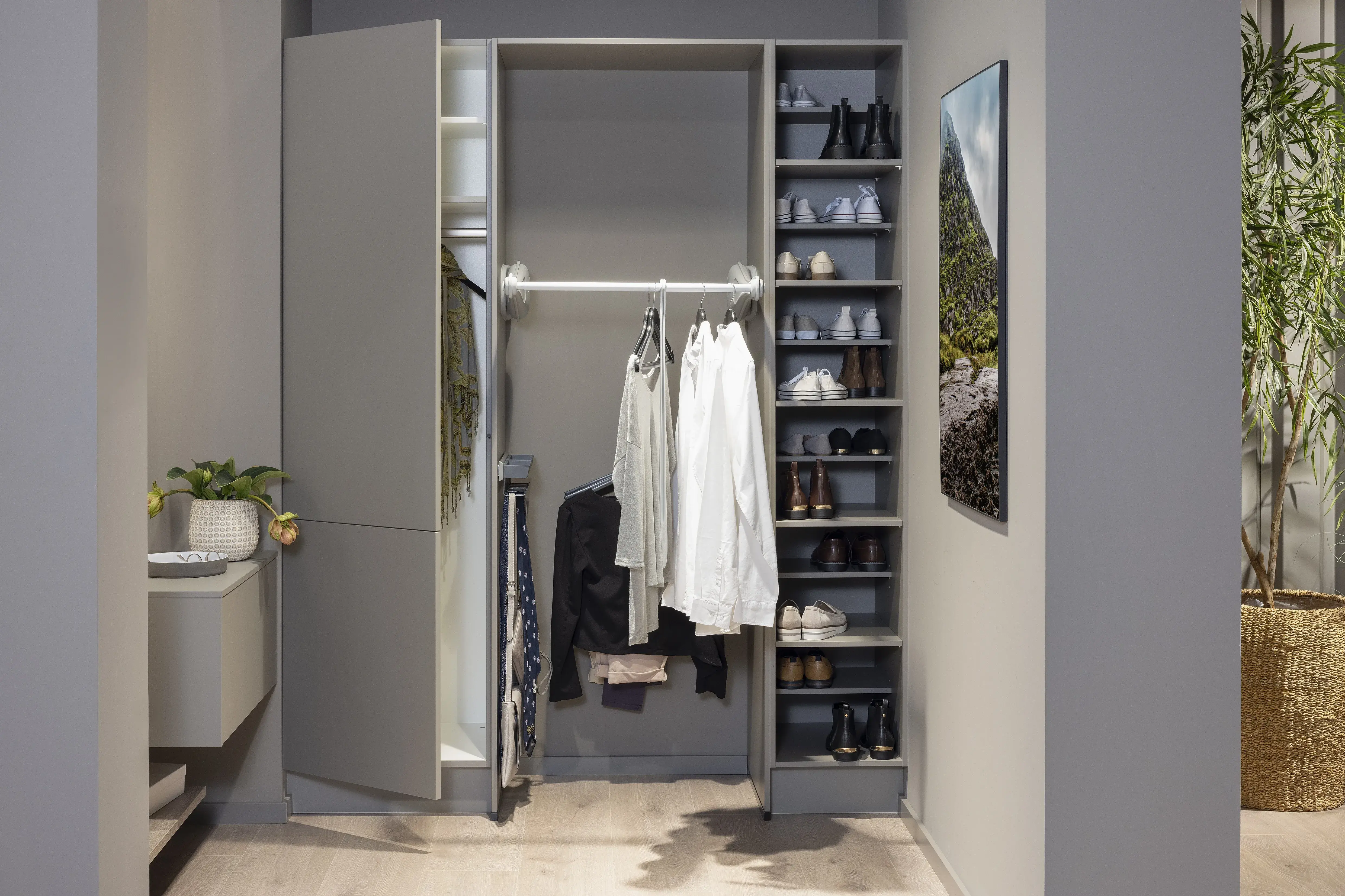 Korpus: 071 Taupegrau Front: 970 Lacklaminat, Taupegrau ultramatt Griff: Pto, grifflos  Features: Garderobe, Schuhschrank 