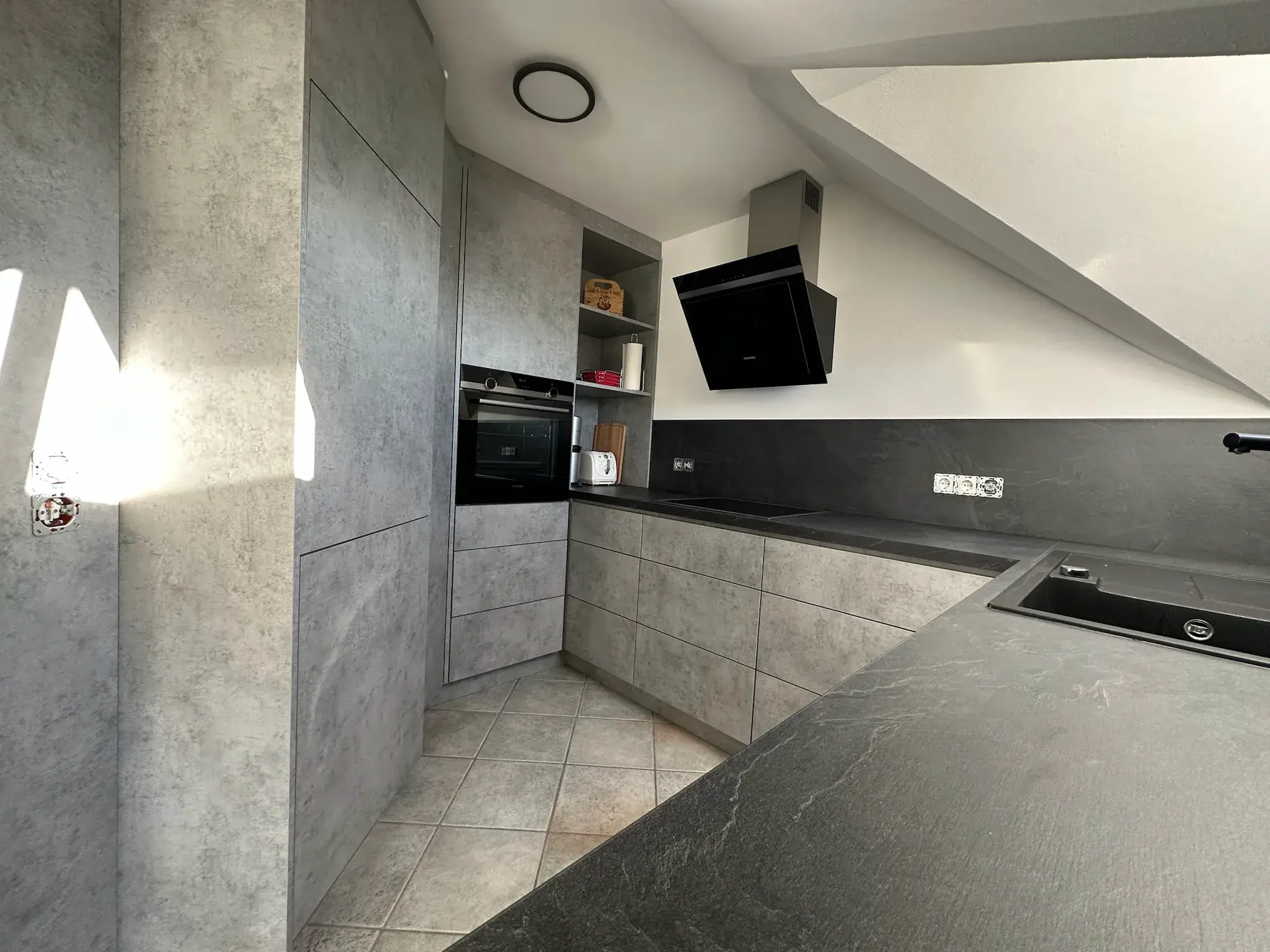 Beton/Schwarz Küche 